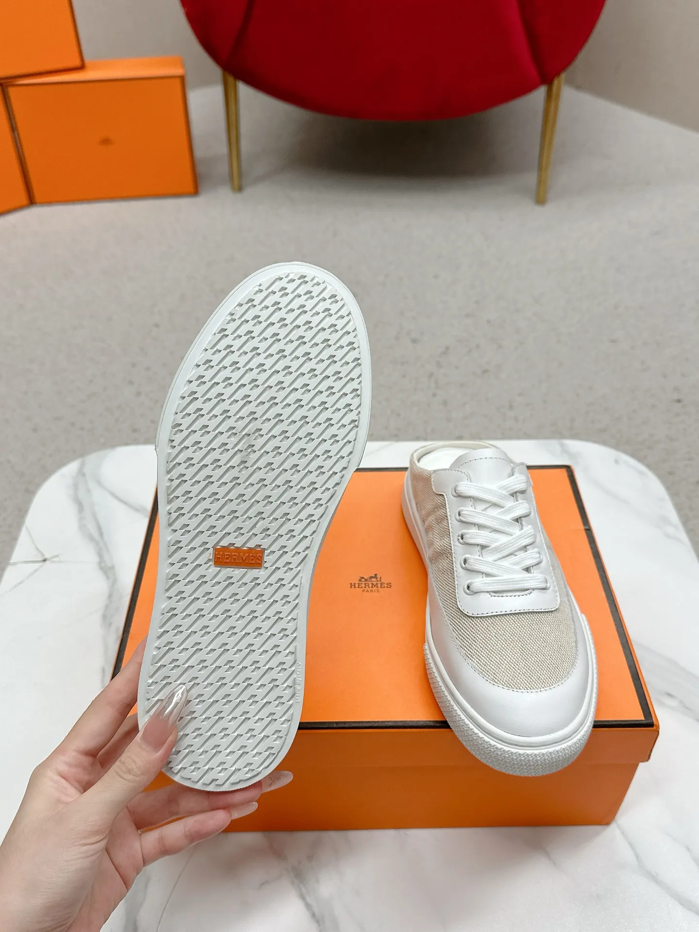 👟👟Ex-factory price 580👟👟 Men's size +10 [HERMES] H-lace slip-on sneakers, sneakers with empty back, white shoes, casual slippers and half-drags. 👉The craftsmanship is exquisite, and new products are released at the counter at the same time. Every detail of the shoes is made with special care, which is quite eye-catching. The elegant splicing elements highlight the good temperament! 🔻Fashionable fly woven lace-up method adds a casual atmosphere and exquisite lines, which can better reflect the family-style design language and intersperse exquisite lines. ✨✨The upper is made of imported cow suede/imported canvas, the lining is made of imported mixed sheepskin, and the original custom-made rubber outsole. 🐎Size: 35-40 for women, 39-44 for men (41 for women, 45 for men, can be customized, non-refundable)